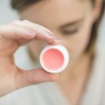 Blask bez klejenia: dlaczego pomadka olejkowa zastąpi Twój błyszczyk