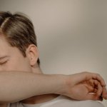 Kaszel po śmiechu: skąd się bierze i jak sobie z nim poradzić?