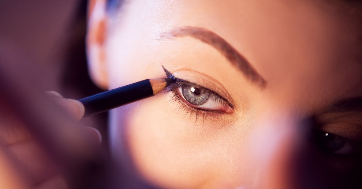 Kreska bez tremy: eyeliner w pisaku krok po kroku dla początkujących