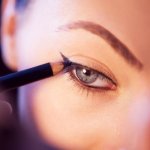 Kreska bez tremy: eyeliner w pisaku krok po kroku dla początkujących