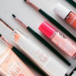 Pakuj lekko i stylowo: mini kosmetyki, które zdziałają cuda w podróży