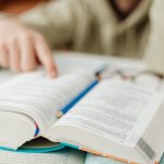 Mniej treści, więcej efektów: przewodnik po sprytnym samokształceniu bez przeładowania