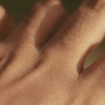 Dlaczego dłonie mrowią w nocy? 9 najczęstszych przyczyn i co możesz z tym zrobić
