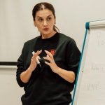 Ucz się całym sobą: wielozmysłowe techniki, które przyspieszają naukę dorosłych