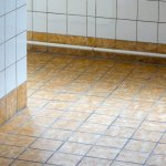 Nie ryzykuj przecieków: kiedy wykonać hydroizolację pod płytki