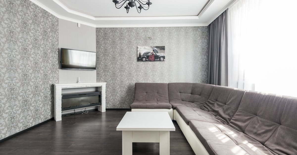 Magia detalu: jak listwy przy suficie potrafią „podnieść” niski salon