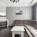 Magia detalu: jak listwy przy suficie potrafią „podnieść” niski salon