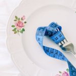Czujesz sytość po kilku kęsach? Sprawdź, skąd to się bierze i jak znów jeść z przyjemnością