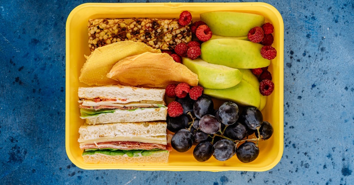 Maksymalnie sycący lunchbox: 8 pomysłów na pełne energii pudełka do pracy i szkoły