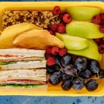 Maksymalnie sycący lunchbox: 8 pomysłów na pełne energii pudełka do pracy i szkoły